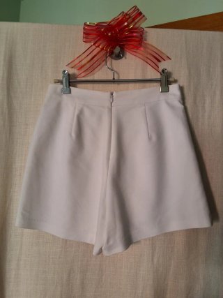 Pantalon corto / Falda corta blanca con botones