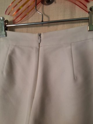 Pantalon corto / Falda corta blanca con botones