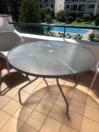 Mesa redonda cristal y metal exterior. 1,20cm