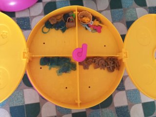 Caja PinyPon con juguetes varios