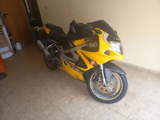 Suzuki GSXR 750 K1 Deportiva Amarilla