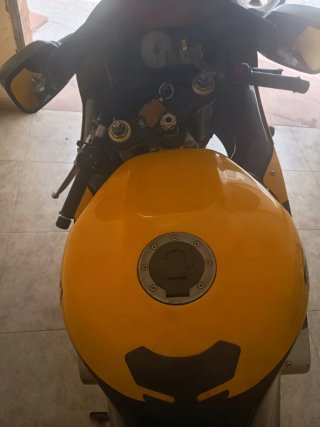 Suzuki GSXR 750 K1 Deportiva Amarilla