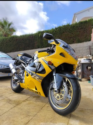 Suzuki GSXR 750 K1 Deportiva Amarilla