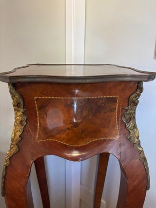 Peana antigua de madera y bronce