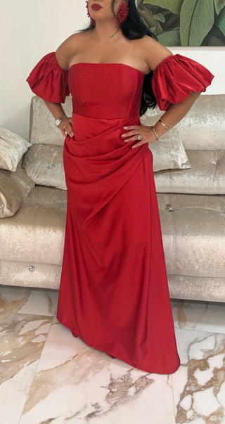 Vestido rojo con pendientes
