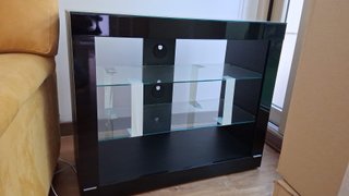 Mueble TV negro con baldas de cristal