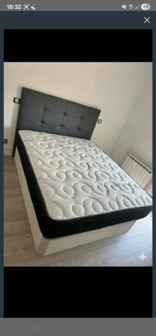 Cama canapé con cabecero tapizado en polipiel gris