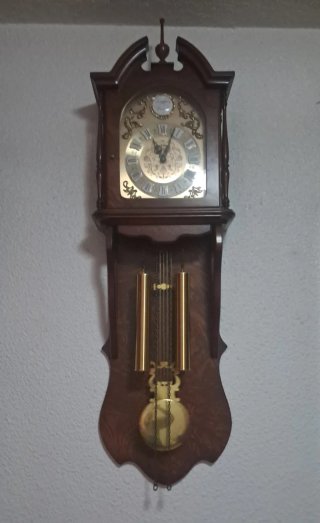 Reloj de pared antiguo de madera