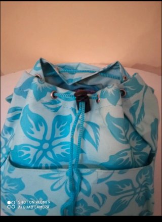 Mochila infantil floral azul.