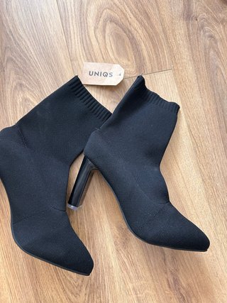 Botines de tacón UNIQS negros