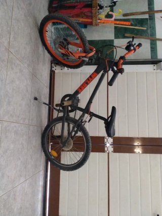 Bicicleta de montaña naranja