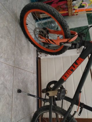 Bicicleta de montaña naranja