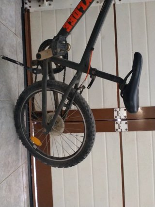 Bicicleta de montaña naranja