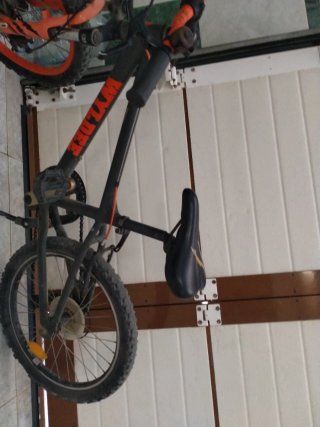 Bicicleta de montaña naranja