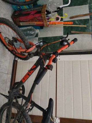 Bicicleta de montaña naranja