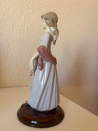 Figura porcelana Tengra dama vestido azul