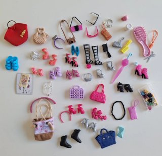 Lote 6 muñecas Barbie + Ropa y accesorios.