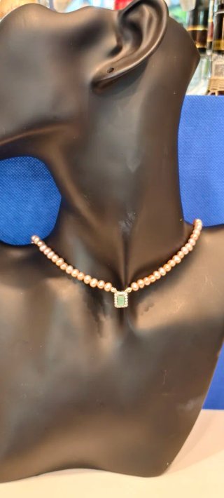 Collar Perlas Agua Dulce con Esmeralda Natural