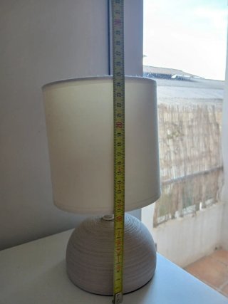 Lampada da tavolo beige e bianca