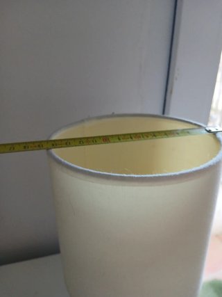 Lampada da tavolo beige e bianca