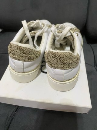 Zapatillas y cinturón Guess dorados y blancos