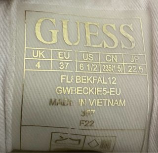 Zapatillas y cinturón Guess dorados y blancos