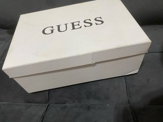 Zapatillas y cinturón Guess dorados y blancos