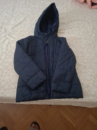 Chaqueta azul de niña con capucha