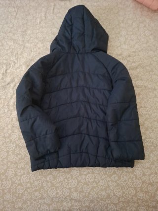 Chaqueta azul de niña con capucha