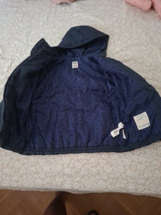 Chaqueta azul de niña con capucha
