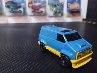 Furgoneta Joustra Azul y Amarilla