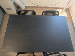 Mesa y 4 sillas. Todo por 40€.