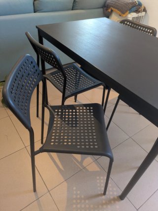 Mesa y 4 sillas. Todo por 40€.