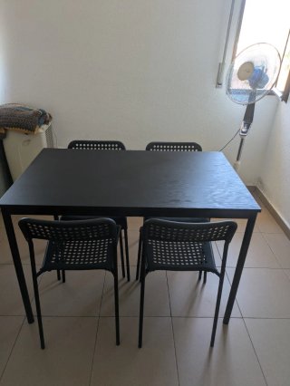 Mesa y 4 sillas. Todo por 40€.