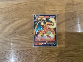 Carta Pokémon Charizard V 220 HP