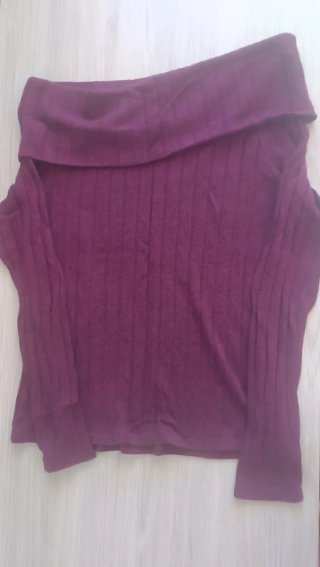 Jersey cuello barco color morado burdeos