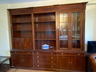 Precioso mueble aparado de salón con vitrina y bar
