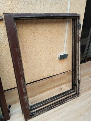 Ventana de aluminio marrón