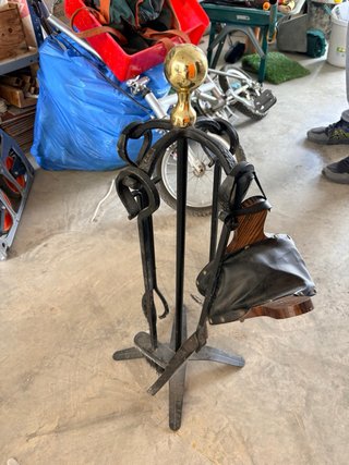 Conjunto chimenea cuero, metal y madera