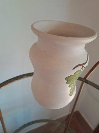 Vaso artigianale decorato con uva