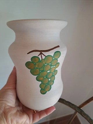 Vaso artigianale decorato con uva