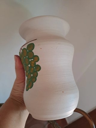 Vaso artigianale decorato con uva