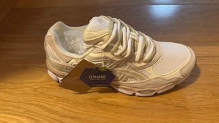 Zapatillas Beige y Blancas