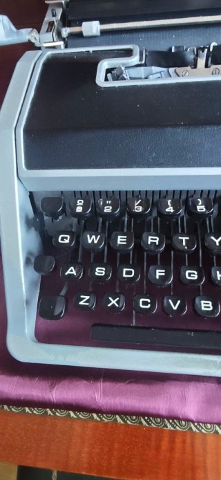 Máquina de escribir Olivetti Lettera DL