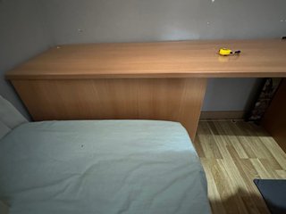 Escritorio madera con cajonera y zapatero