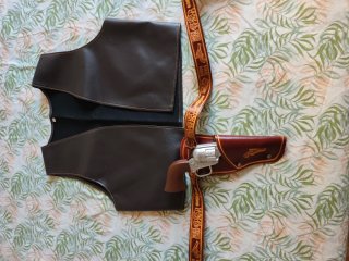 Vendo chaleco, cinturón y sombrero de vaquero
