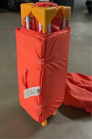 Cuna de viaje Bebe Confort naranja y colchon.