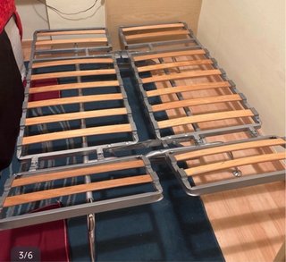 Divano letto rosso in velluto a Barcellona