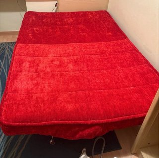Divano letto rosso in velluto a Barcellona