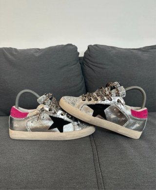 Zapatillas plateadas con estrella negra y rosa